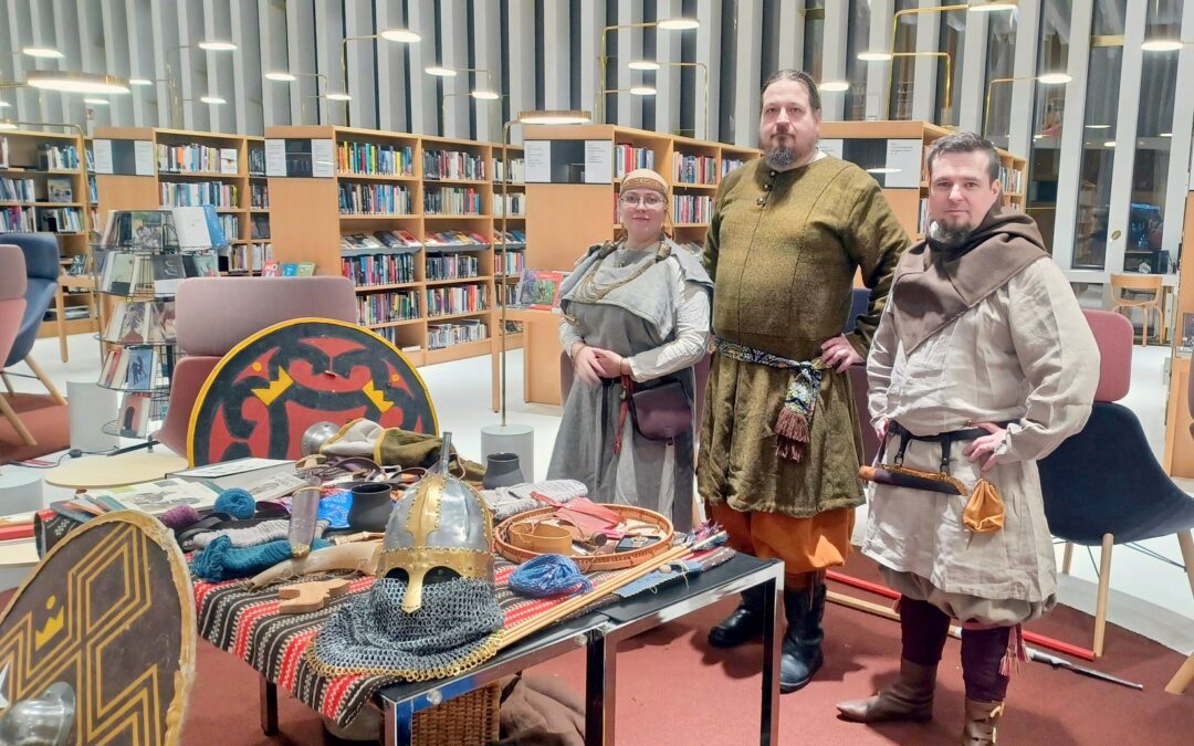 Kalevan Kaarti förevisade föremål från vikingatiden. I mitten historikern Harri Hihnala, som höll en föreläsning om krigsföring på vikingatiden.